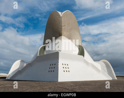 Vor der Konzerthalle des Architekten Calatrava in Santa Cruz De Tenerife auf den Kanarischen Inseln. Stockfoto