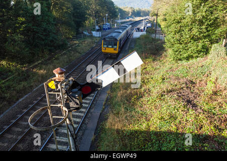 Northern Rail Zug nähert sich semaphore Signal am Löschen beim Verlassen Grindleford Bahnhof, Derbyshire, Peak District National Park, England, Großbritannien Stockfoto