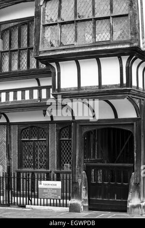 Tudor House in Schwarz-weiß, die Geschichte eines Southampton House & Garden in der Altstadt in Bugle St, Southampton, Hampshire, Großbritannien im März Stockfoto