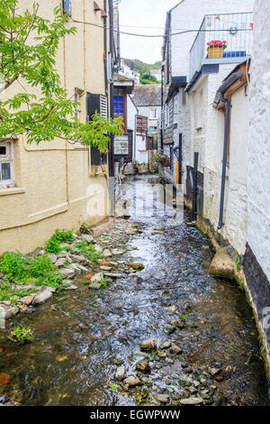 Ein Stream rund um den Hafen von Polperro in Cornwall, Großbritannien Stockfoto