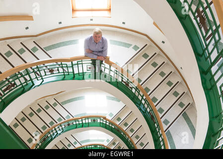 ein aktive Senioren, pensionierter Geschäftsmann stellt sich vor seine Oldtimer, Wände, Treppe & in der städtischen Stadt, in einem offenen Hemd Stockfoto