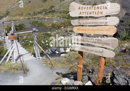 Warnzeichen auf der Spur im Torres del Paine Nationalpark in Chile Stockfoto