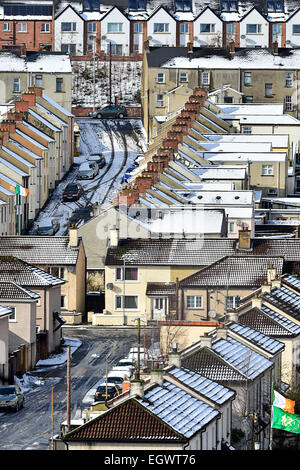 UK Wetter Schnee in Londonderry, Nordirland - 3. März 2015. Schneebedeckte Dächer in Londonderry. Bildnachweis: George Sweeney/Alamy Live-Nachrichten Stockfoto