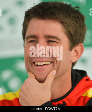 Der deutsche Davis Cup Team Kapitän Michael Kohlmann während einer Pressekonferenz in der Fraport-Arena in Frankfurt lächelt a.M., Deutschland, 3. März 2015. Das deutsche Team wird Frankreich in der ersten Runde Gesicht. Foto: ARNE DEDERT/dpa Stockfoto