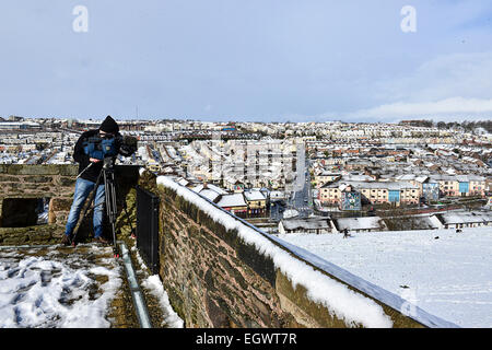 Londonderry, Nordirland, Vereinigtes Königreich. 3. März 2015. UK-Wetter: TV Kameramann filmt Schnee in Londonderry (Derry) in Nordirland. Bildnachweis: George Sweeney/Alamy Live-Nachrichten Stockfoto