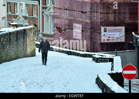 Londonderry, Nordirland, Vereinigtes Königreich. 3. März 2015. UK-Wetter: Mann Spaziergänge Schnee bedeckt Derry Wände in Londonderry (Derry) in Nordirland. Bildnachweis: George Sweeney/Alamy Live-Nachrichten Stockfoto