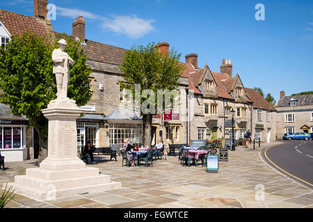 Somerset, Großbritannien - die kleine Marktstadt Somerton, England, mit ihrem Kriegsdenkmal und den Menschen an Cafés Stockfoto