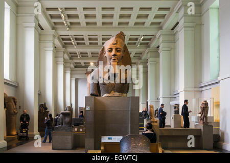 Innerhalb des British Museum, London, England, UK-Statue der jüngeren Memnon - eine alte ägyptische Pharao Stockfoto