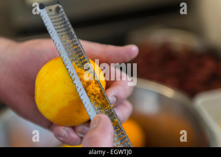 Details der Frucht Wüsten gemacht von einem erfahrenen Koch in einer professionellen Küche hautnah. Reiben die Schale von einer Orange & Zitronen Stockfoto