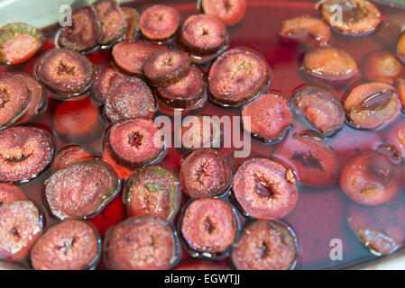 Details der Frucht Wüsten gemacht von einem erfahrenen Koch in einer professionellen Küche hautnah. Reiben die Schale von einer Orange & Zitronen Stockfoto