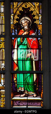 Glasmalerei-Fenster Darstellung Saint Joseph in der Kathedrale von Brüssel, Belgien. Stockfoto