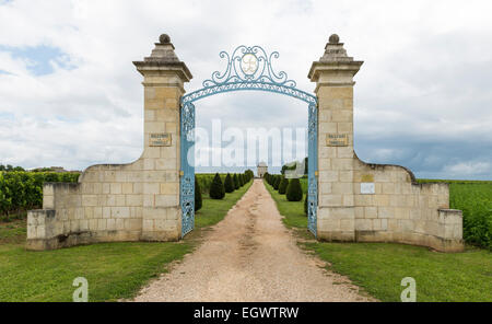 Eisernes Tor und Straße nach Chateau Balestard la Tonnelle in Saint-Emilion in einem berühmten Winedistrict. Stockfoto