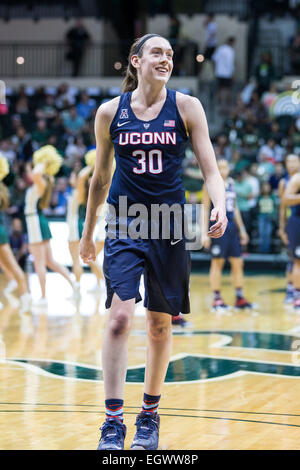 2. März 2015 - Tampa, FL, USA-Connecticut Huskies weiterleiten Breanna Stewart #30 zufrieden mit Ergebnissen in der 2. Hälfte des Spiels zwischen UCONN und USF USF Sun Dome in Tampa FL. Stockfoto