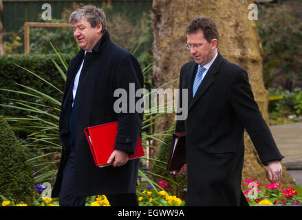 London, 3. März 2015. Mitglieder des Kabinetts kommen in 10 Downing Street für ihre wöchentlichen Treffen. Bild: Attorney General Jeremy Wright QC (R) kommt bei Nr. 10 mit Alistair Carmichael MP, Staatssekretär für Schottland Credit: Paul Davey/Alamy Live News Stockfoto