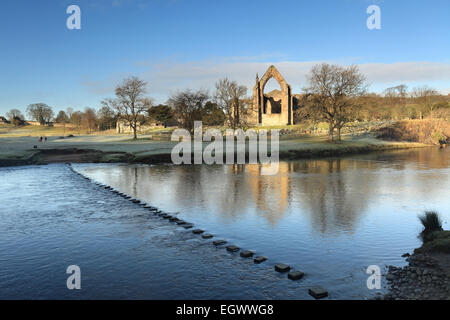 Trittsteine führen zu den Ruinen von Bolton Priory an den Ufern des Flusses Wharfe im Yorkshire Dales National Park Stockfoto