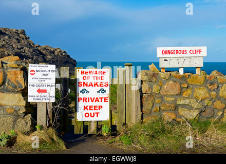 Schilder - Privateigentum - Sennen Cove, Cornwall, England UK Stockfoto