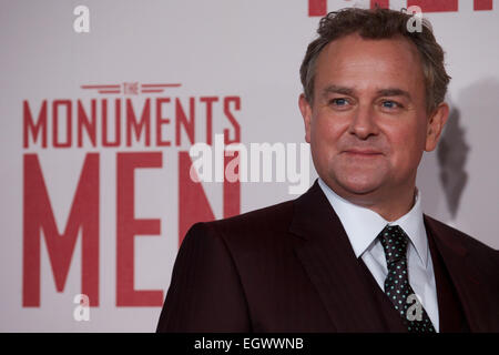 Vereinigtes Königreich, London: Britischer Schauspieler Hugh Bonneville stellt auf dem roten Teppich, als er für die UK-Premiere des Films "The Monuments Men" im Zentrum von London am 11. Februar 2014 kommt. Der Film wird voraussichtlich am 14. Februar 2014 in Großbritannien veröffentlicht. Stockfoto