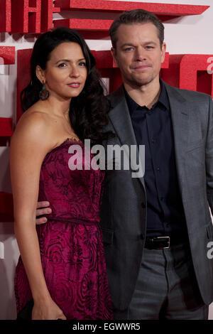 Vereinigtes Königreich, London: US-Schauspieler Matt Damon wirft auf dem roten Teppich, da er für die UK-Premiere des Films "The Monuments Men" im Zentrum von London am 11. Februar 2014 kommt. Der Film wird voraussichtlich am 14. Februar 2014 in Großbritannien veröffentlicht. Stockfoto