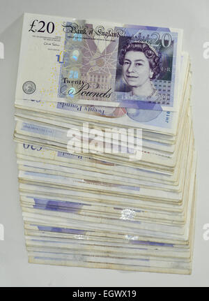 £1000 in £20 Notizen. Ein Stapel von 50 zwanzig Pfund-Noten machen eine große Bar Stockfoto