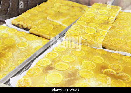 Lemon Tart Handwerk, Detail hausgemachten Kuchen in einem traditionellen Markt, frische Lebensmittel, dessert Stockfoto