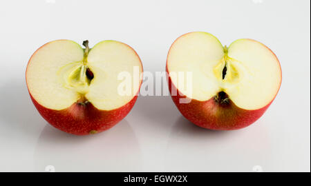 Roter Apfel in zwei Hälften geschnitten Stockfoto