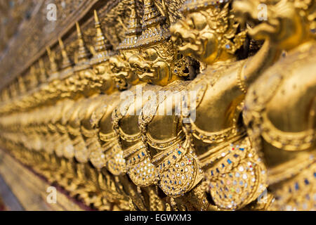 Goldene Garuda - Statuen im Wat Phra Kaeo Tempel Bangkoks Stockfoto