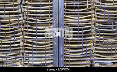 Gestapelte Holz Detail Stühle Stühle für outdoor-entertainment Stockfoto
