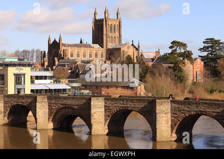 Hereford Kathedrale mit der alten Wye Brücke über den Fluss Wye. Hereford Herefordshire England UK Stockfoto