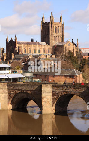 Hereford Kathedrale mit der alten Wye Brücke über den Fluss Wye. Hereford Herefordshire England UK Stockfoto