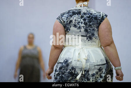 Vereinigtes Königreich, London: Modelle zu Fuß den Laufsteg am britischen Plus Größe Fashion Wochenende in London auf 14. Februar 2014 Stockfoto