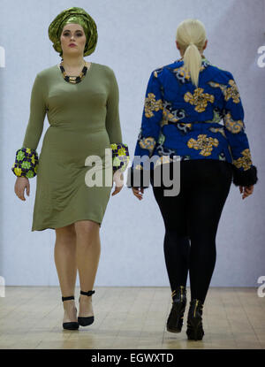 Vereinigtes Königreich, London: Modelle zu Fuß den Laufsteg am britischen Plus Größe Fashion Wochenende in London auf 14. Februar 2014 Stockfoto