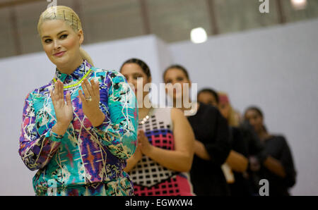 Vereinigtes Königreich, London: Modelle zu Fuß den Laufsteg am britischen Plus Größe Fashion Wochenende in London auf 14. Februar 2014 Stockfoto