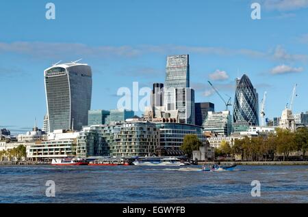 Der Londoner Skyline mit Themse im Vordergrund Stockfoto