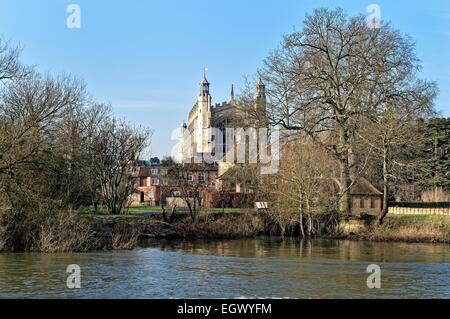 Eton College-Kapelle mit Themse im Vordergrund Stockfoto