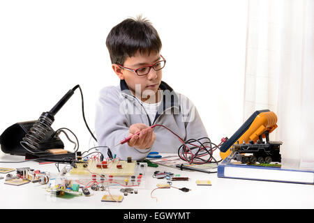 Junge student führt Experimente in Elektronik und Träume von der Zukunft. Stockfoto