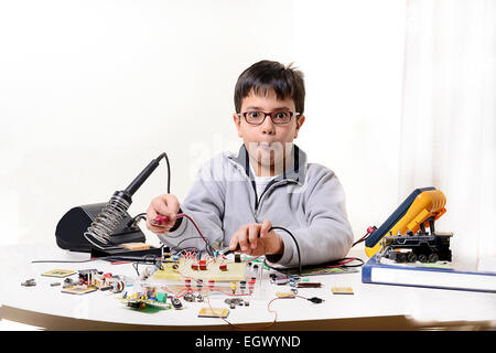 Junge student führt Experimente in Elektronik und Träume von der Zukunft. Stockfoto