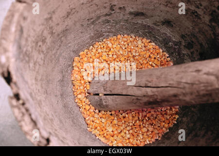 Mais wird geschliffen mit Mörser und Stößel aus Holz zum Mehl zu produzieren. Diese Methode wurde im Einsatz für viele tausend Jahre. Stockfoto