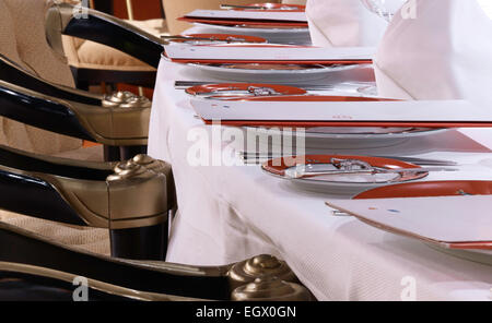 Elegante Tischdekoration mit Gabel und Messer in einem restaurant Stockfoto