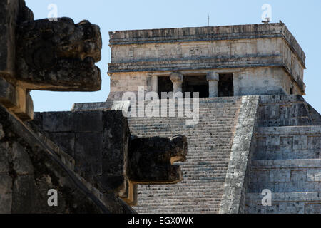 Jaguar-Köpfe auf der Venus-Plattform vor El Castillo Chichen Itza, Yucatan, Mexiko Stockfoto