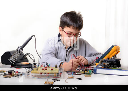 Junge student führt Experimente in Elektronik und Träume von der Zukunft. Stockfoto