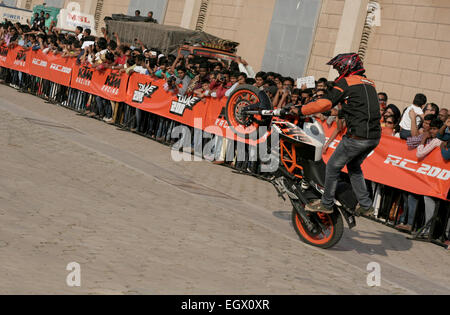 KTM-Biker Motorradfahrer führe Stunts während der Hyderabad international Auto Expo am Januar 1,2000 in Hyderabad, Indien. Stockfoto