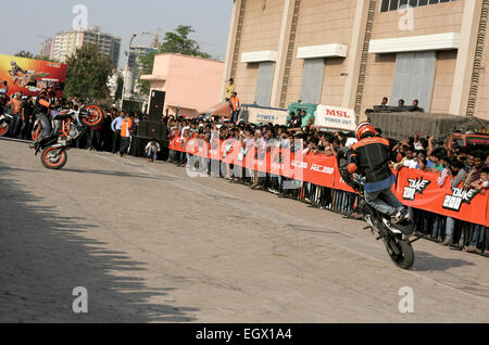 KTM-Biker Motorradfahrer führe Stunts während der Hyderabad international Auto Expo am Januar 1,2000 in Hyderabad, Indien. Stockfoto