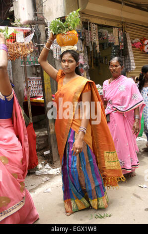 Indische Frauen tragen Bonam während Bonalu ein hindu-Festival in der Nähe von Mahakali Tempel in Hyderabad, Indien am Juli 28,2013. Stockfoto