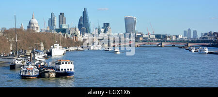 Blackfriars Road Brücke über die Themse mit der Londoner City Skyline über England Großbritannien Stockfoto