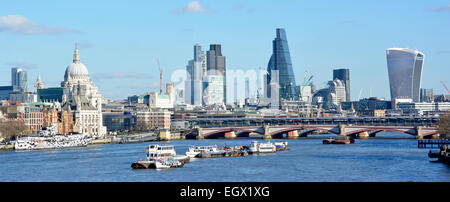 Panorama City of London Skyline & Cheesegrater Gebäude (höchste Mitte) & Walkie Talkie Gebäude (ganz rechts) & Blackfriars Station mit Solarpaneelen Stockfoto