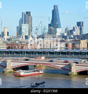 Blackfriars Road Bridge & das Solardach der umgestalteten Bahnhof Blackfriars über der Themse und der Londoner City Skyline jenseits DE Stockfoto