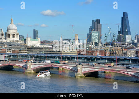 Blackfriars Straßenbrücke & Solarpanel Dach des neuen Blackfriars Zug station oberhalb des Flusses Themse City von London über Stockfoto