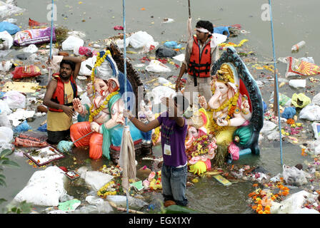 Hindus verwenden Krane Ganesha Idolsfor im Tank bei Ganesh Chathurthi Festival September tauchen 18,2013 in Hyderabad, Indien. Stockfoto