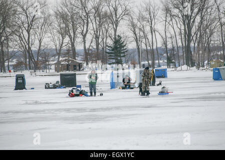 Mehrere Ice-Fischer versammeln sich um ihre Eis-Hütten auf einer gefrorenen Presque Isle Bucht. Stockfoto