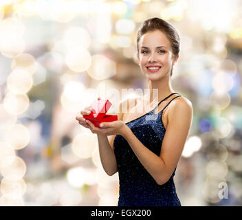 lächelnde Frau mit roten Geschenk-box Stockfoto